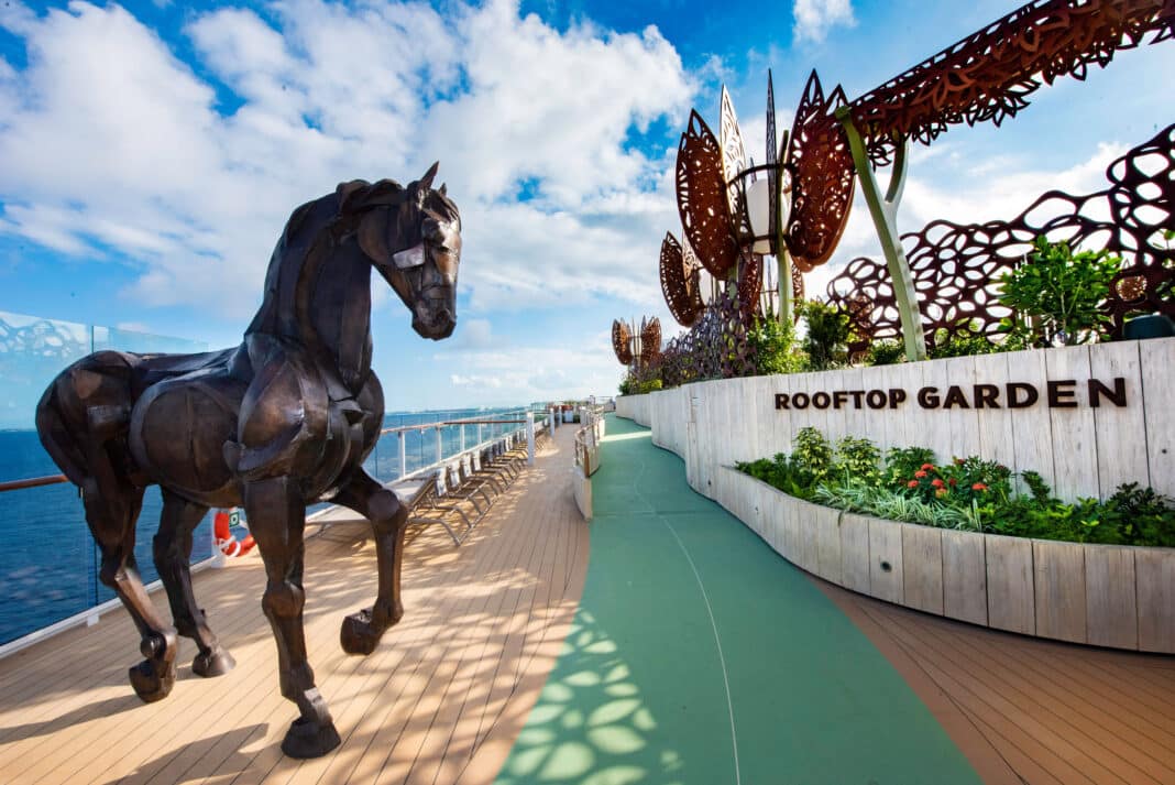 Nicht zu übersehen – „Arion“, ein lebensgroßes, bronzenes Pferd vor dem Rooftop Garden an Bord der Celebrity Edge. Es ist ein Werk der britischen Bildhauerin Sophie Dickens. Foto: © Steve Dunlop für Celebrity Cruises