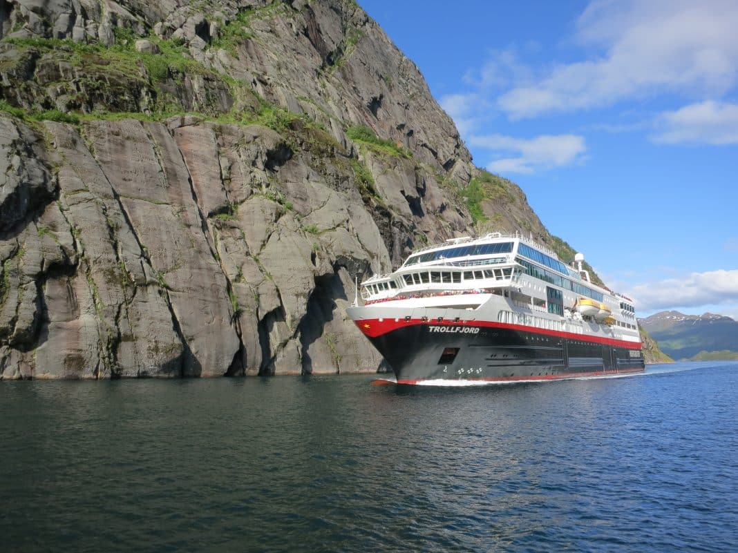 MS Trollfjord bei der Einfahrt in den Trollfjord. Foto: © Solfrid-Boe / Hurtigruten