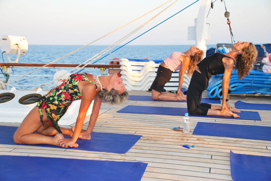 Ein Traumurlaub unter weißen Segeln zu Traumzielen im Mittelmeer und sich selbst: Star Clippers hat im Sommer 2023 neue Yoga-Kreuzfahrten im Programm. Foto: © Star Clippers