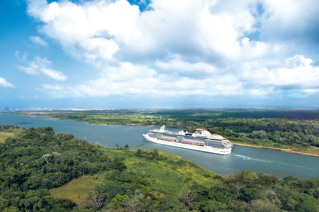 Die Coral Princess von Princess Cruises im Panamakanal. Die Reederei ist auf der Wasserstraße in Mittelamerika bereits seit fast 60 Jahren unterwegs. Foto: Princess Cruises