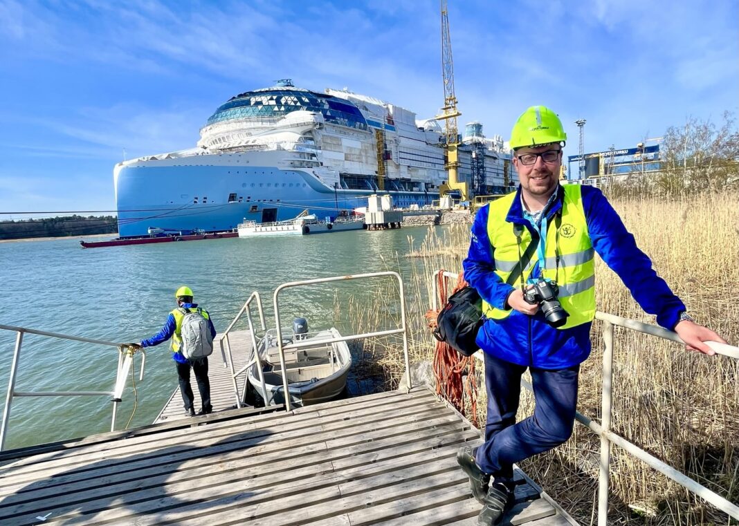 Crucero-Autor Christoph Assies vor der Icon of the Seas. Foto: Anders Huke