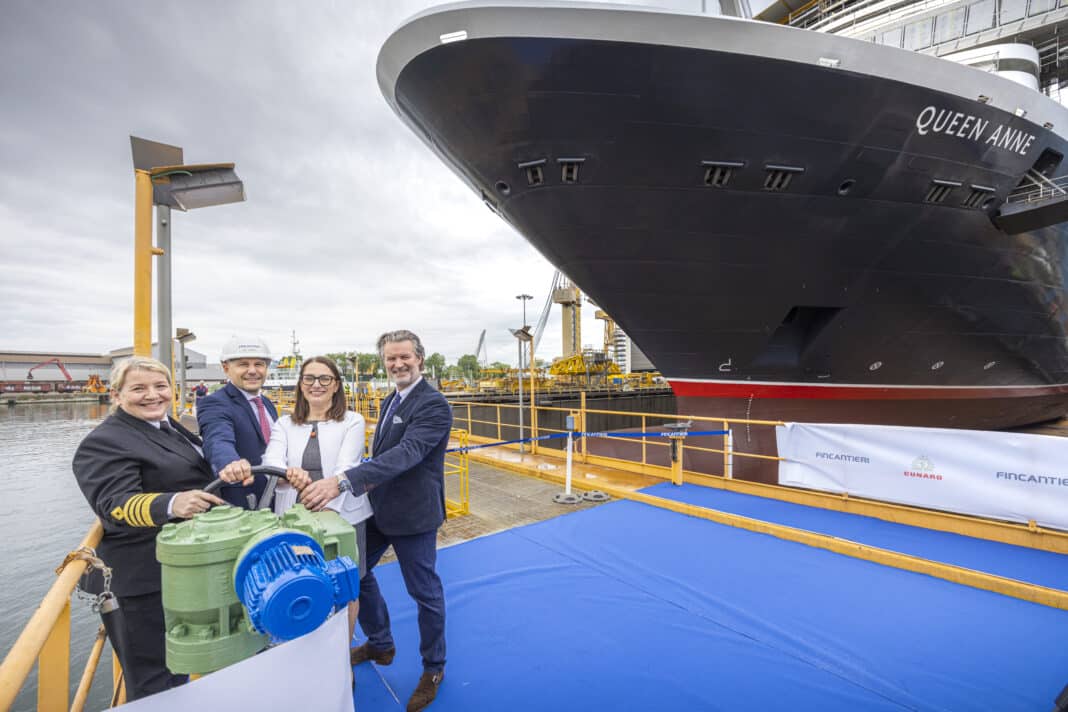 Kapitänin Inger Klein Thorhauge, Marco Lunardi, Werftdirektor, Roberta Mundula und Sture Myrmell, Präsident von Carnival UK, vor dem neuesten Schiff, der Queen Anne, in der Fincantieri Marghera Werft in Venedig, Italien. Archivfoto: © Christopher Ison / für Cunard