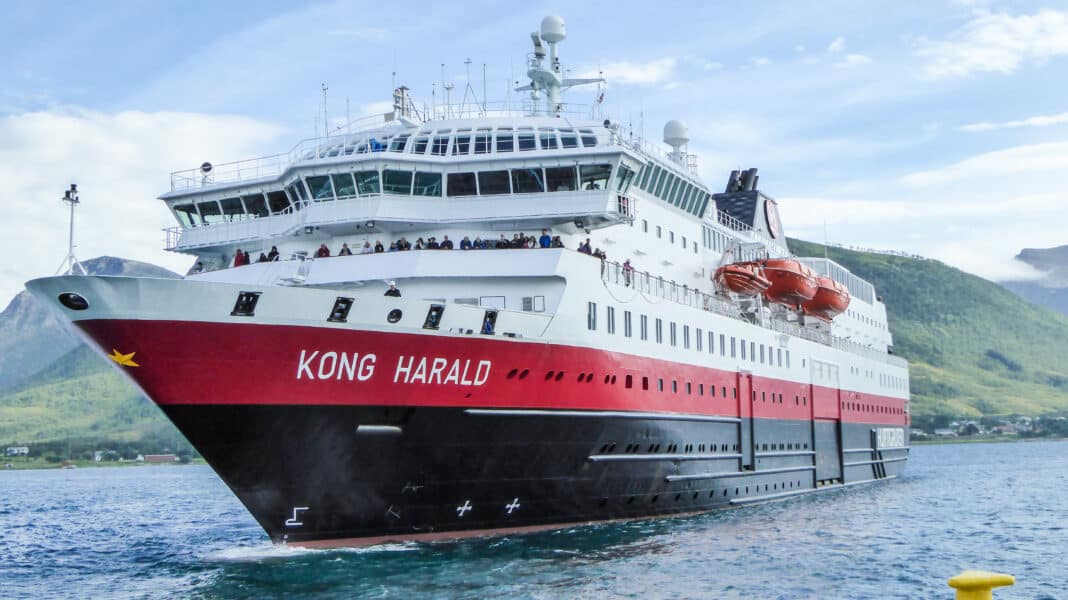 Hurtigruten Norwegen hat das Postschiff MS Kong Harald mit einem umweltfreundlicheren Hybridantrieb ausgerüstet. Foto: © Oesch / Hurtigruten