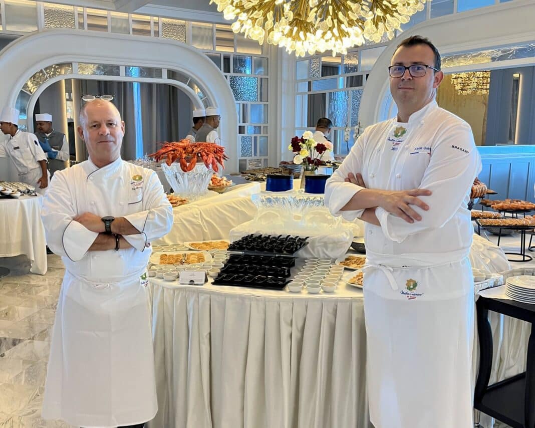 Chefkoch Eric Barale und Chefkoch Alexis Quaretti während des Brunch-Service im Grand Dining Room an Bord der neuen Vista von Oceania Cruises. Foto: Oceania Cruises