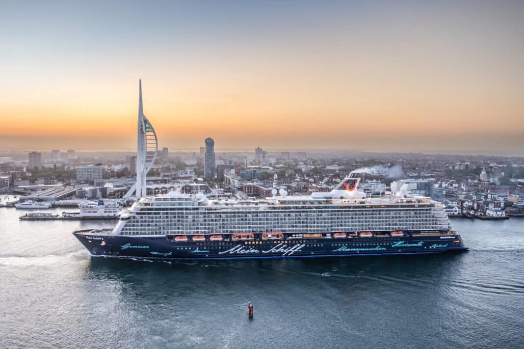 Mit einer Länge von 293,3 m und einer Bruttoraumzahl von 99.536 ist die Mein Schiff 3 der TUI das größte Schiff, das jemals in den Hafen von Portsmouth eingelaufen ist. Foto: © Portsmouth International Port