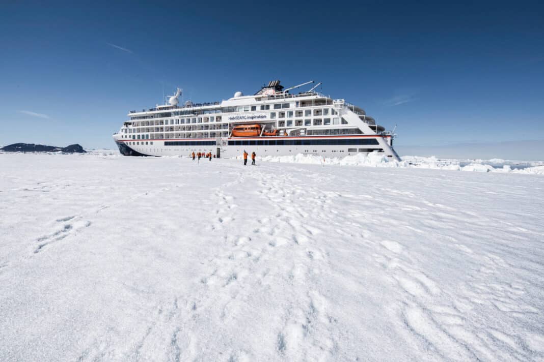 Die Hanseatic Inspiration in der Antarktis. Foto: Hapag-Lloyd Cruises