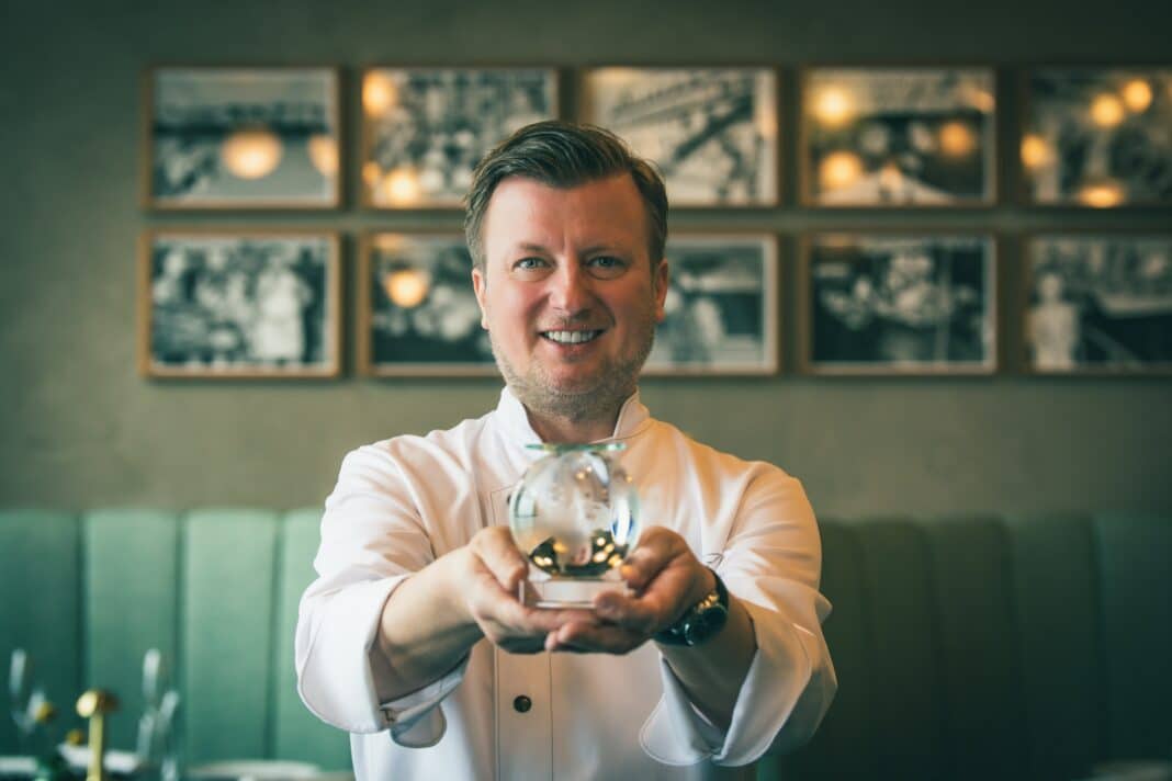 Jüngst vom Guide Michelin erneut mit drei Sternen ausgezeichnet: Kevin Fehling bringt Gourmetgenuss auf die Europa. Foto: © Hapag-Lloyd Cruises/Susanne Baade