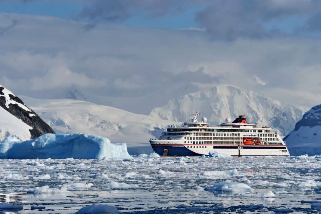 Die Hanseatic Inspiration inmitten der Schönheit des südlichsten Kontinents. Foto: © Morgan für Hapag-Lloyd Cruises