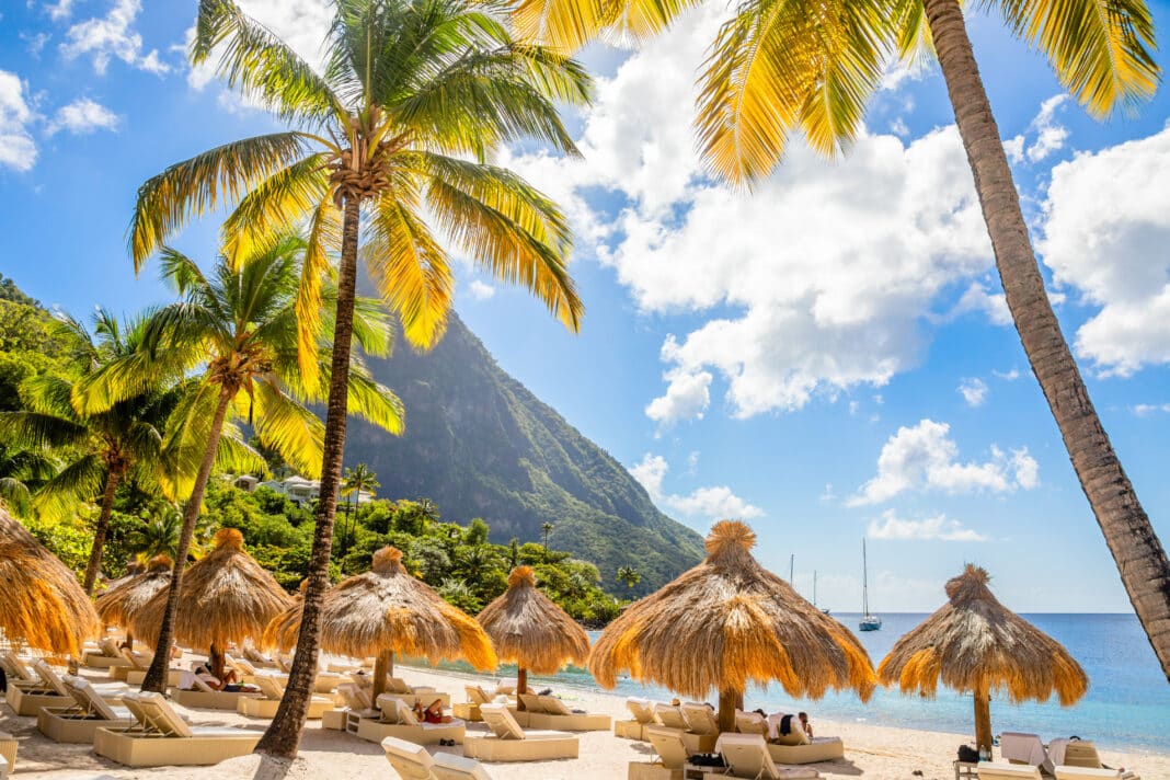 Mit Costa Fortuna geht es ab Guadeloupe u.a. nach St. Lucia. Im Bild: Sugar Beach, Saint Lucia, Gros Piton im Hintergrund. Foto: © Alex / Adobe Stock