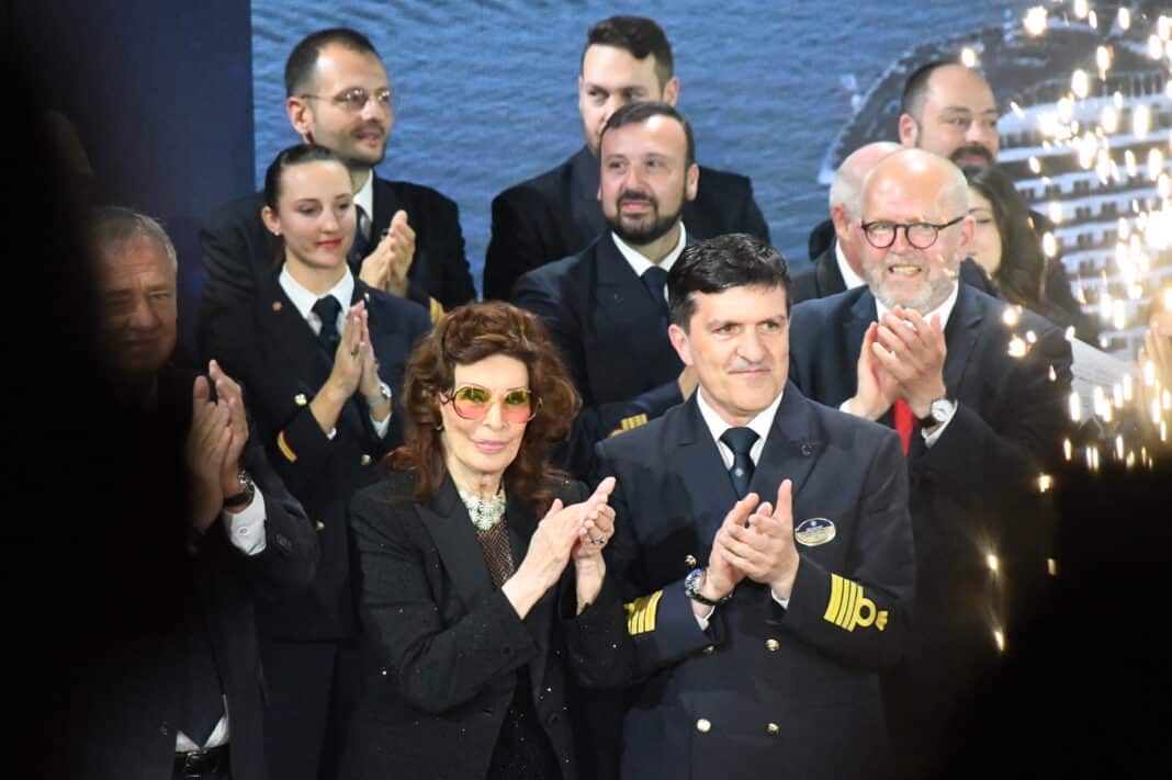 Sophia Loren und Kapitän Bartinelli eingerahmt von Ehrengästen und den Offizieren der MSC EURIBIA. Foto: © Tobias Lange-Rüb