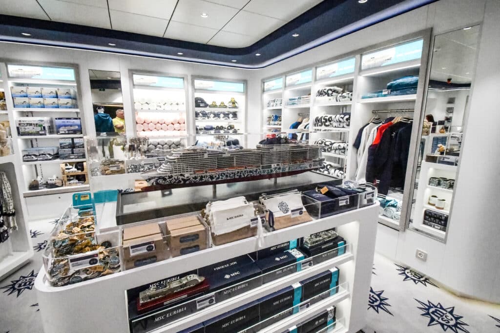 Fan-Shop, MSC Euribia, Foto: Tobias Lange-Rüb