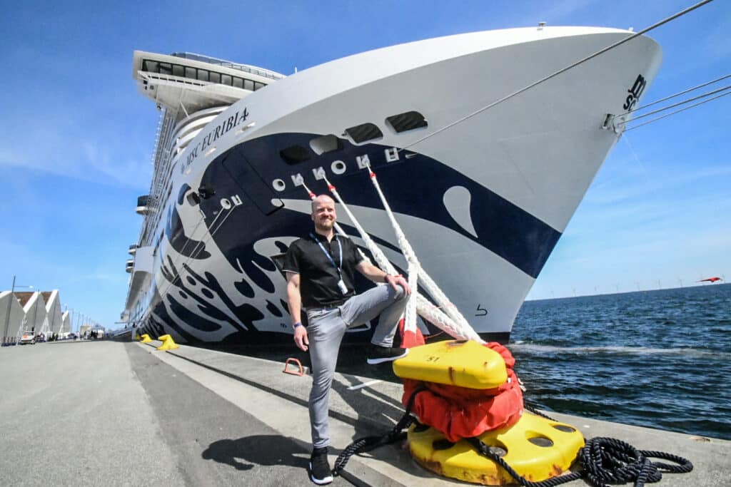 Alexander Flämig, Designer der Rumpfbemalung, MSC Euribia, Foto: Tobias Lange-Rüb, Crucero