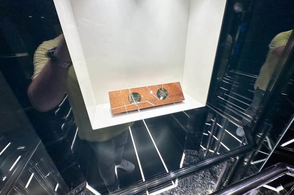 Panorama-Lift, steuerbord, Replika Kiellegungsmünzen, MSC Euribia, Foto: Tobias Lange-Rüb