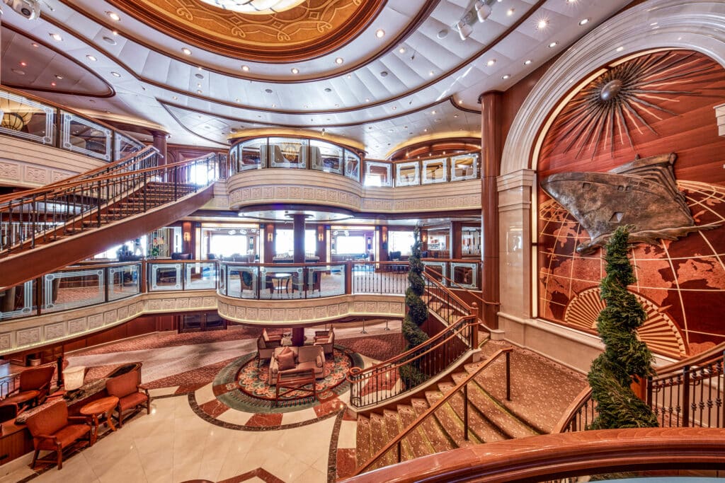 Das vom Art-déco inspirierte Interieur lädt Sie auf eine Zeitreise ins goldene Kreuzfahrtzeitalter ein. Foto: © Cunard Line