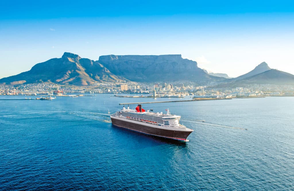 Queen Mary 2 mit Kapstadt im Hintergrund. Foto: © Cunard Line