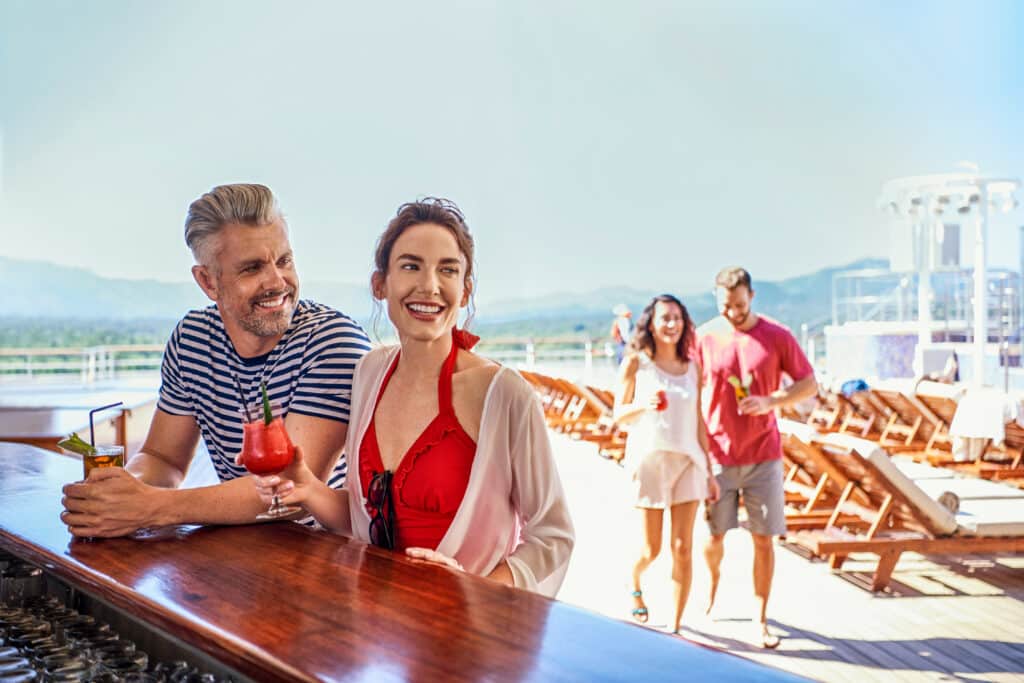 Zu jedem Zeitpunkt wird auf feinste britische Art verwöhnt, zum Beispiel mit einer Cocktailspezialität auf dem Lidodeck. Foto: © Cunard Line