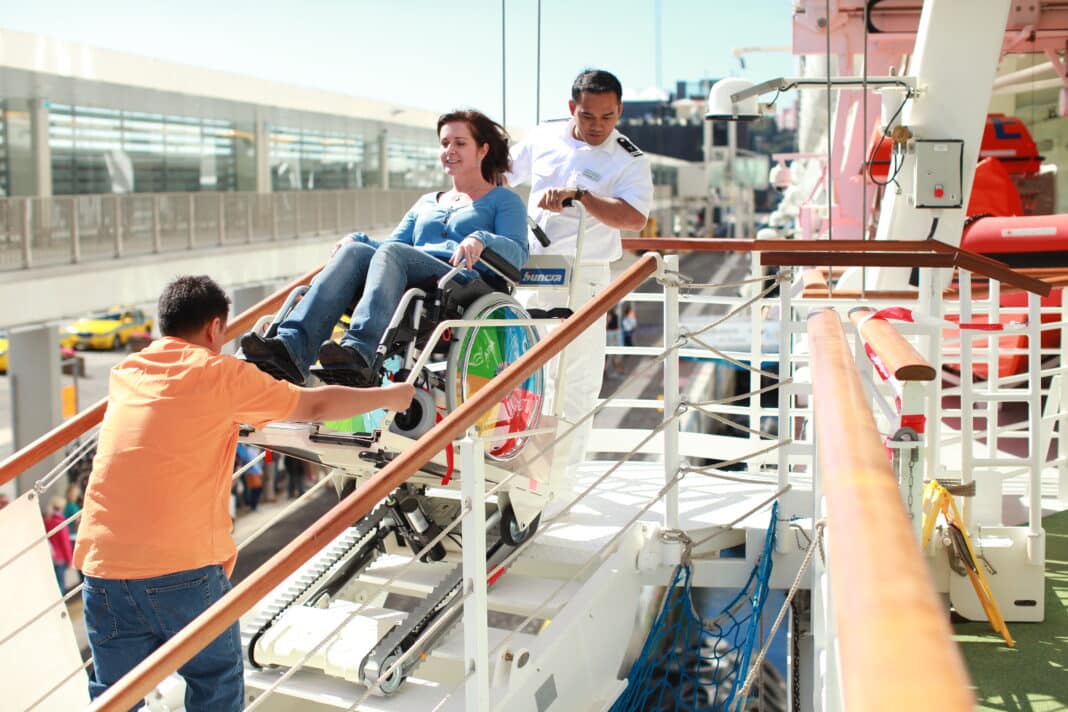Einsatz der Treppenraupe für Rollstuhlfahrer. Foto: © AIDA Cruises