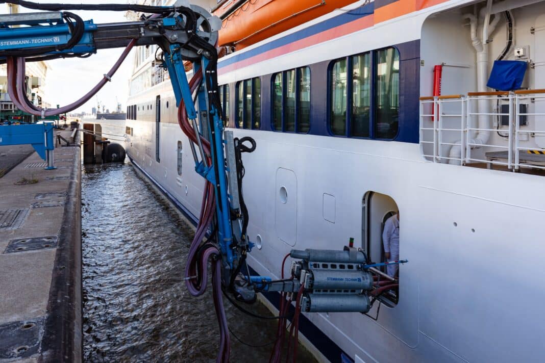 Die HANSEATIC spirit bezieht Landstrom am Hamburger Cruise Terminal Altona. Foto: © Hapag-Lloyd Cruises/Susanne Baade