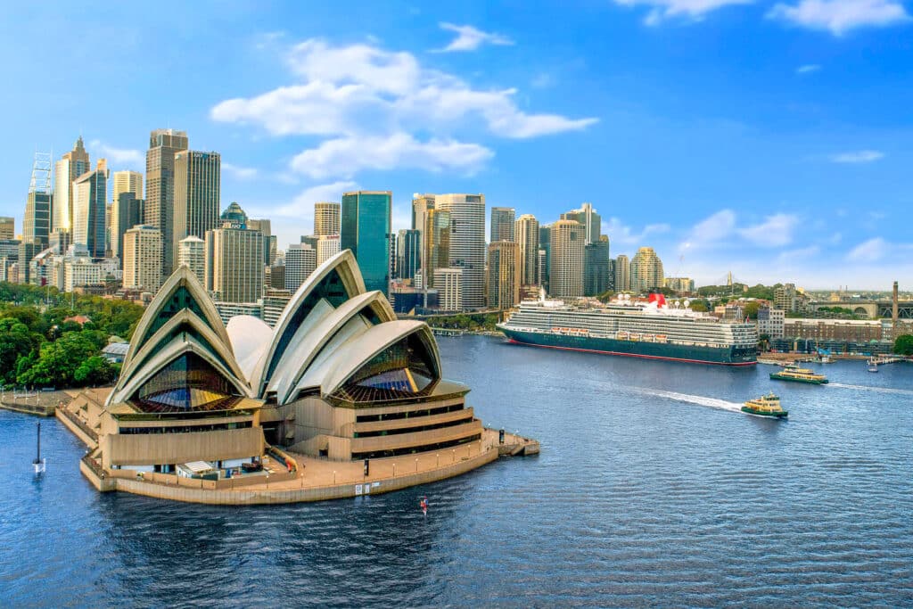Opernhaus von Sydney mit der QUEEN ELIZABETH. Foto: © Cunard Line
