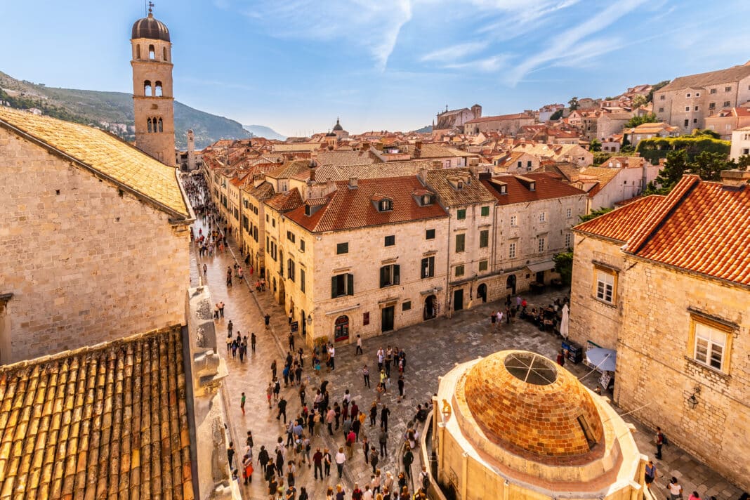 Die Stadtverwaltung von Dubrovnik hat weder Strafen für die Nutzung von Rollkoffern im historischen Zentrum eingeführt, noch hat diese die Absicht, dies künftig zu tun. Foto: © Adobe Stock / greenbriar52