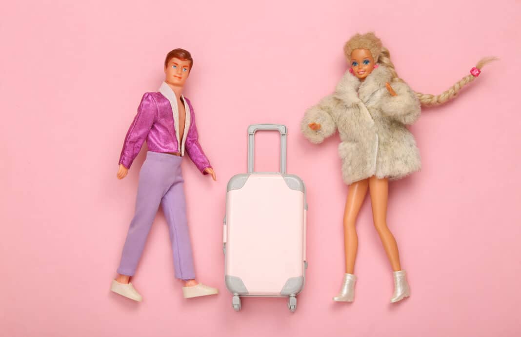 Barbie und Ken gehen auf Reisen. Foto: © Adobe Stock / splitov27