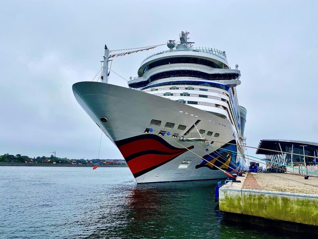 AIDAsol am Cruise Center in Rostock-Warnemünde. Foto: Christoph Assies