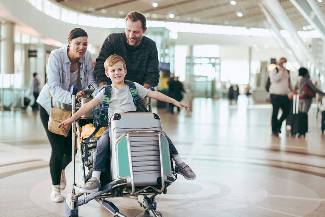 Grundsätzlich ist es ratsam, den Flug zum Schiff und zurück im Rahmen der Kreuzfahrt mit beim Reiseveranstalter zu buchen, so dass der Flug Bestandteil des Reisevertrages ist. Foto: © Adobe Stock / Jacob Lund