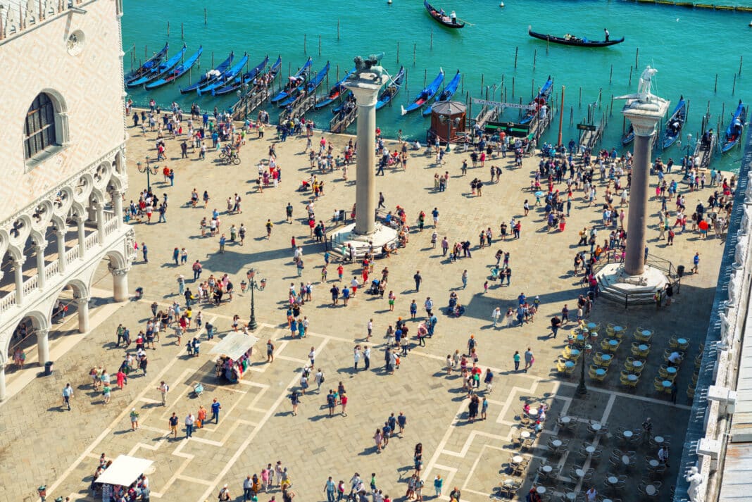 Luftaufnahme vom Glockenturm auf den San-Marcus-Platz, Menschenmenge in Venedig Stadt. Foto: © Pavlo Vakhrushev / Adobe Stock