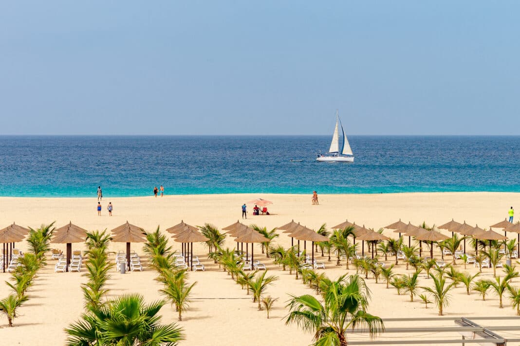 Strand und Segelboot, Insel Sal, Kapverden. Foto: © Adobe Stock / marcinsl1987