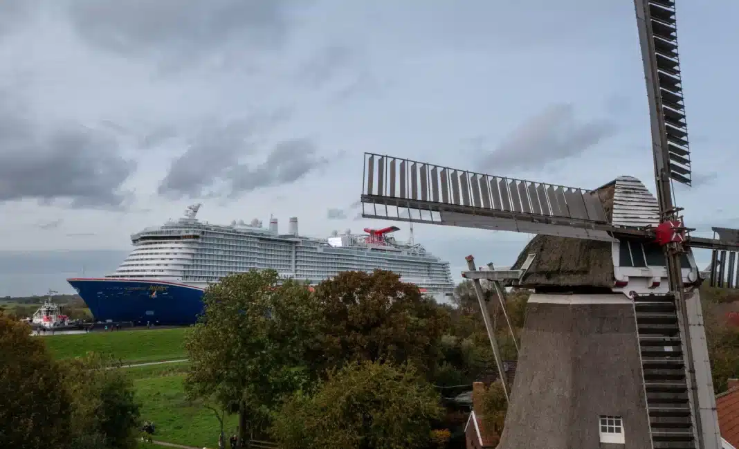 Die Carnival Jubilee, das erste auf der Meyer Werft in Papenburg gebaute Carnival-Schiff, hat die Überführung über die Ems abgeschlossen. Foto: © Carnival Cruise Line