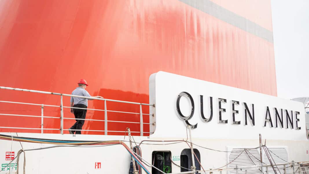Kapitänin Inger Klein Thorhauge an Bord von Cunards neuestem Schiff, der Queen Anne, während der letzten Bauphase in der Fincantieri-Werft bei Venedig, Italien. Foto: © CUNARD LINE / Christopher Ison