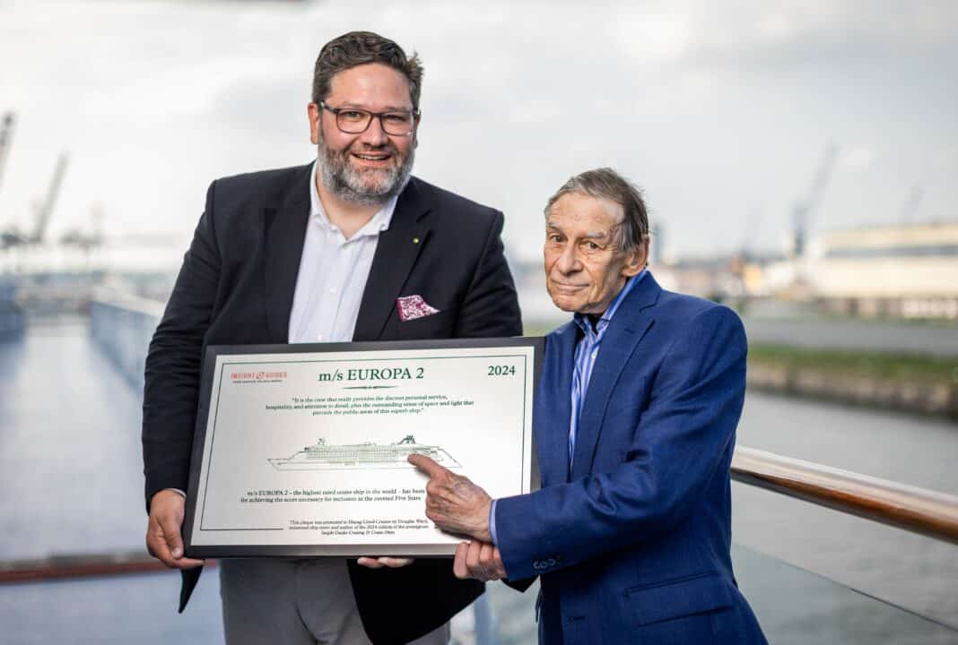 Douglas Ward (links), Autor des Insight Guides Cruising & Cruise Ships, gratuliert Julian Pfitzner, CEO Hapag-Lloyd Cruises, © Hapag-Lloyd Cruises/Wyrwa