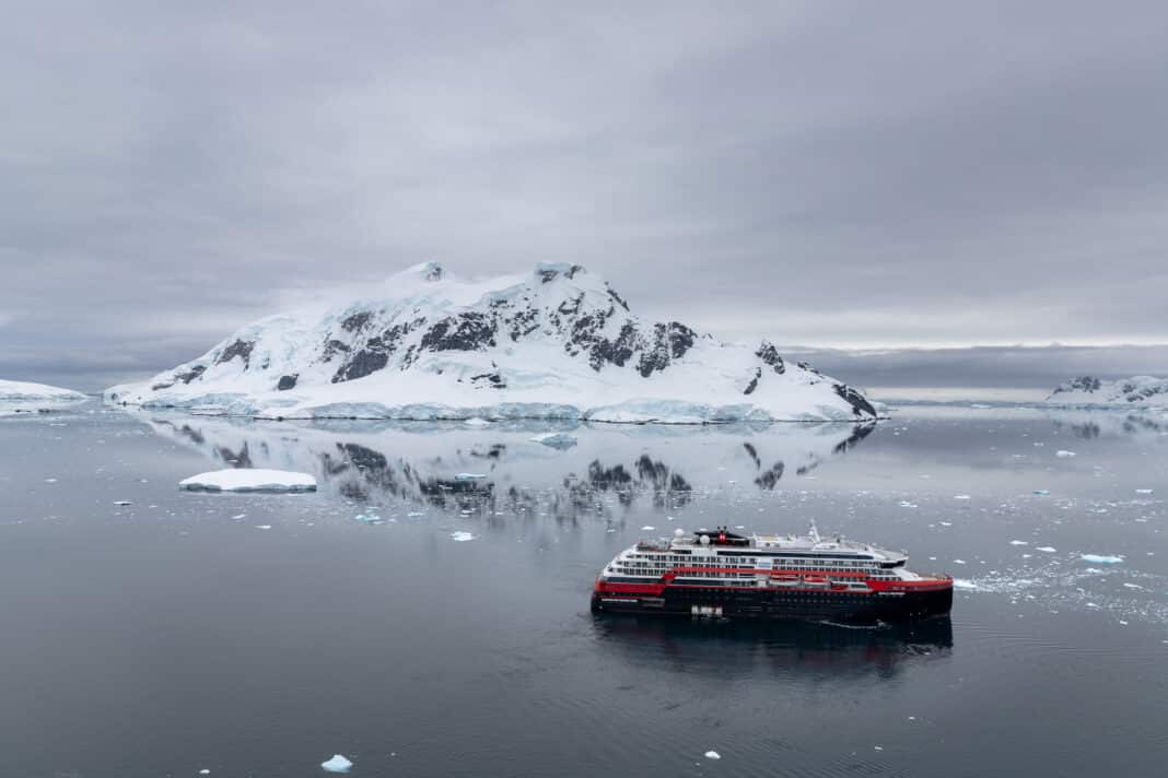 Die Roald Amundsen von HX (Hurtigruten Expeditions). Foto: © HX / Oscar Farrera