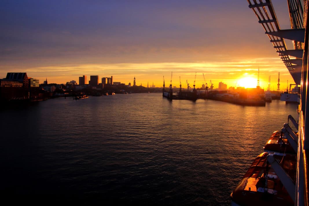 Einfahrt in den Hamburger Hafen mit einem Kreuzfahrtschiff. Foto: Christoph Assies