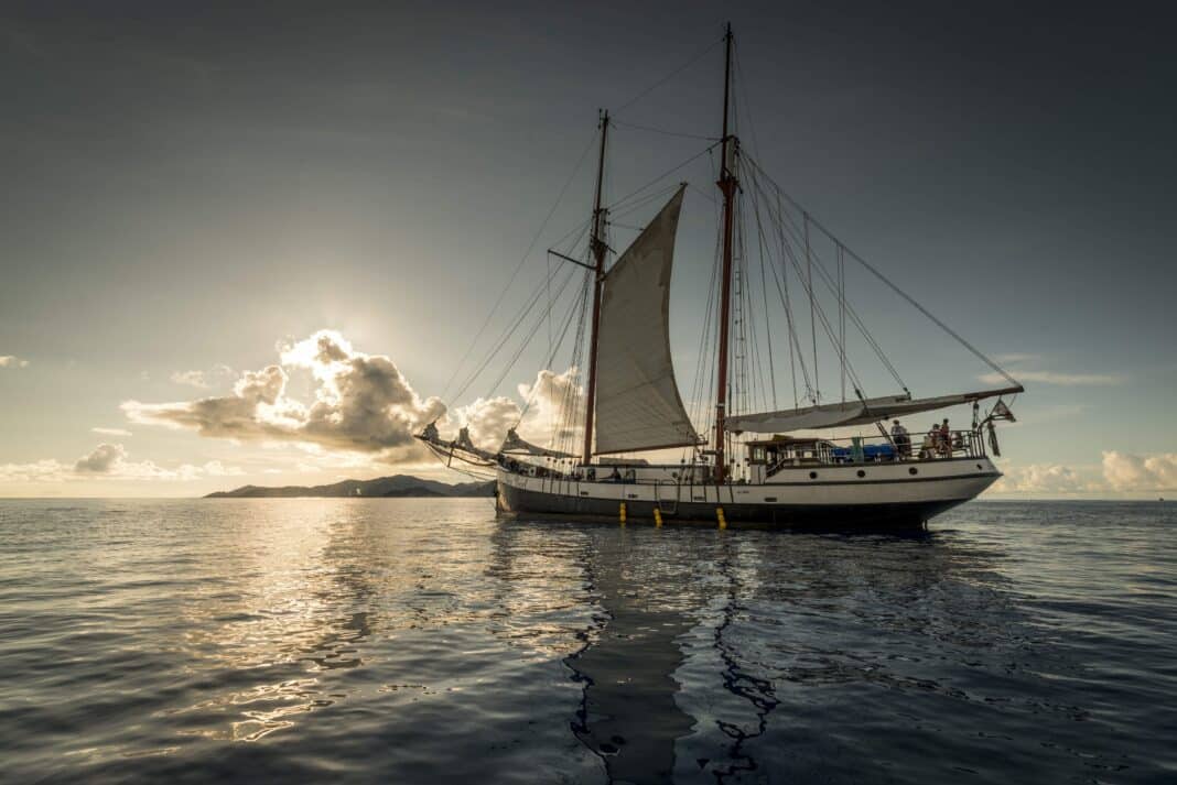 Am 23. Dezember und am 30. Dezember 2023 legt die Flotte von Silhouette Cruises zu Segel-Kreuzfahrten durch die Inselwelt der Seychellen ab. Die modernen Segelschiffe »Sea Bird« und »Sea Star« und der traditionelle Schoner »Sea Pearl« setzen bei durchgehend warmen 30 Grad die Segel zu den einwöchigen Kreuzfahrten. Foto: © Silhouette Cruises