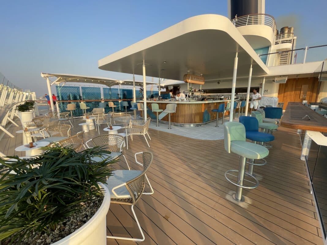 Die renovierte Außenalster Bar auf der Mein Schiff 5. Foto: TUI Cruises