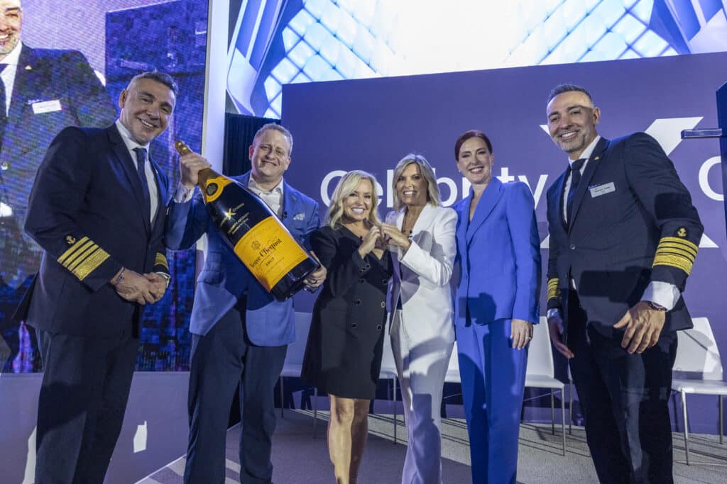 Celebrity Ascent Naming Ceromony, v.l.: Kapitäne Dimitrios Kafetzis, Royal Caribbean Group CEO Jason Liberty, Taufpatinnen Michelle Dunham und Captain Sandy Yawn, Celebrity Cruises President Laura Hodges-Bethge und Kapitän Tasos Kafetzis. Foto: Celebrity Cruises