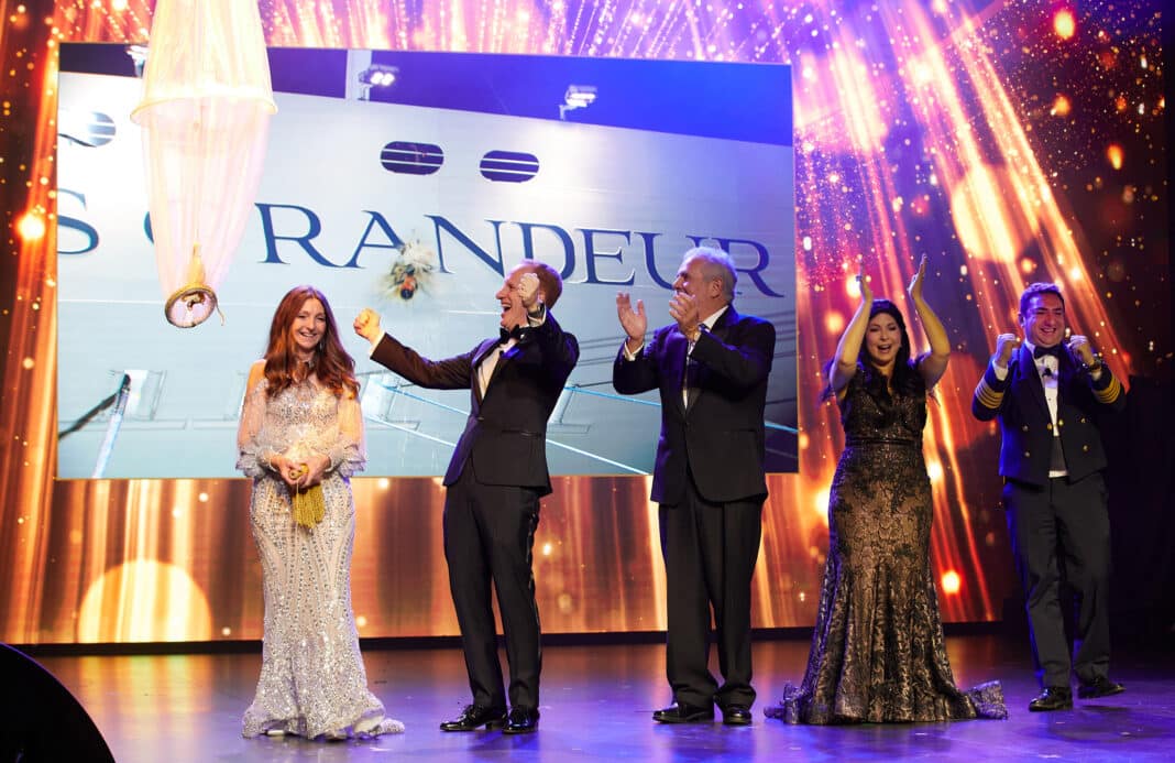 Taufe der SS Grandeur durch Sarah Fabergé (links). Foto: © RSSC