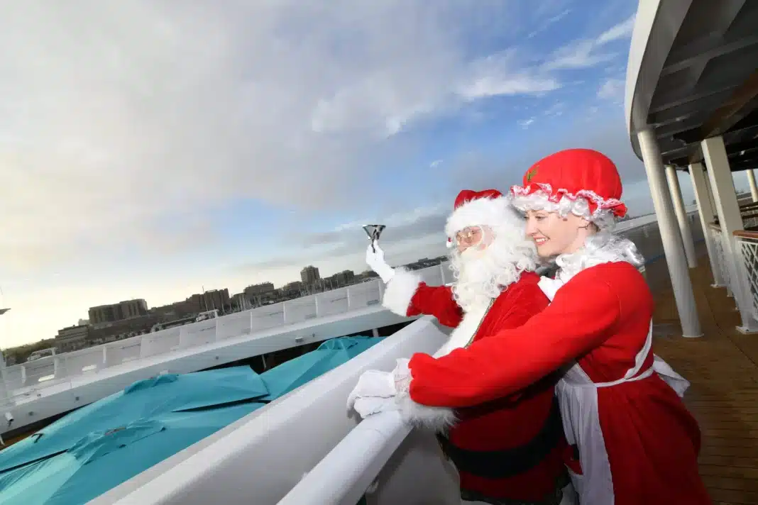 Der Weihnachtsmann und Mrs. Claus winken beim Einlaufen der Carnival Jubilee in Galveston. Foto: © Carnival Cruise Line