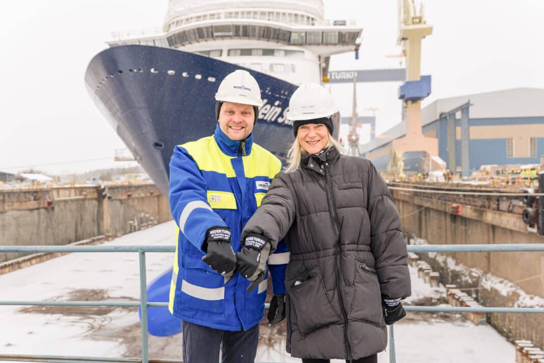 Aufschwimmen in winterlich verschneiter Landschaft, vl. Meyer Turku CEO Tim Meyer und TUI Cruises CEO Wybcke Meier. Foto: TUI Cruises