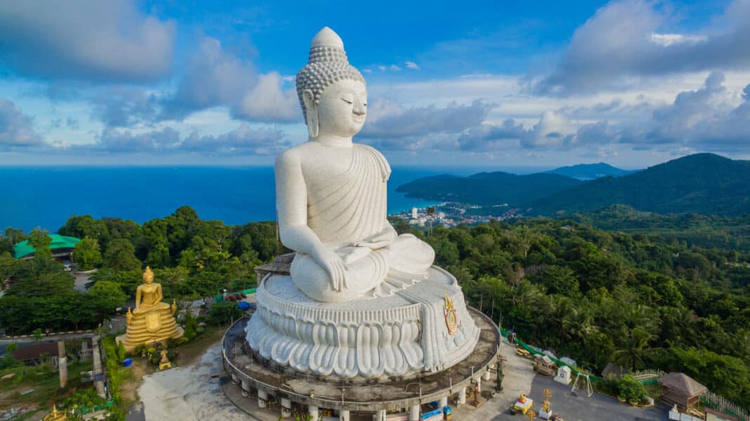 Der weiße Phuket Big Buddha ist eines der Wahrzeichen der Insel Phuket. Foto: © Narong Niemhom / Adobe Stock
