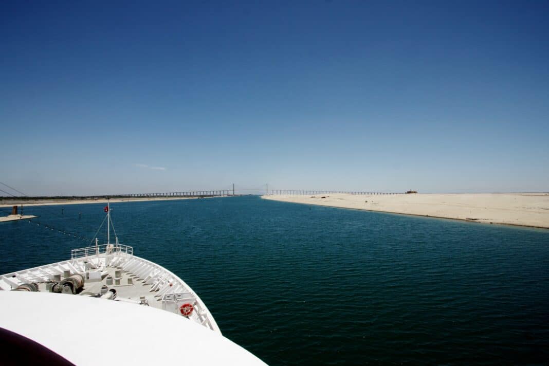 Fahrt durch den Suezkanal, Symbolfoto. Foto: © Peter / Adobe Stock