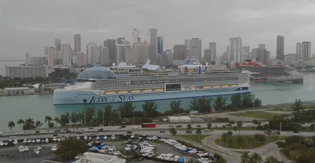 Am Mittwochmorgen (Ortszeit) lief die Icon of the Seas zum ersten Mal in den Hafen von Miami ein. Foto: Screenshot/Facebook.com/Royal Caribbean International