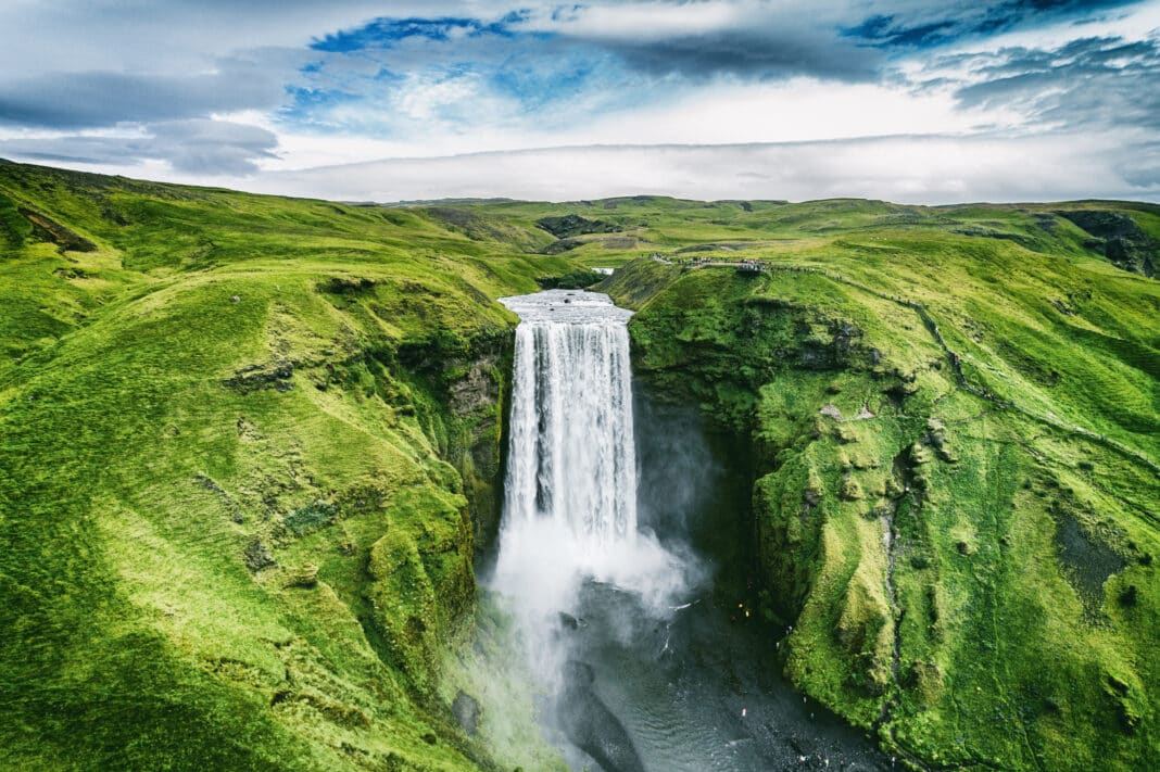 Skogafoss Wasserfall auf Island, Foto: © Maridav - stock.adobe.com