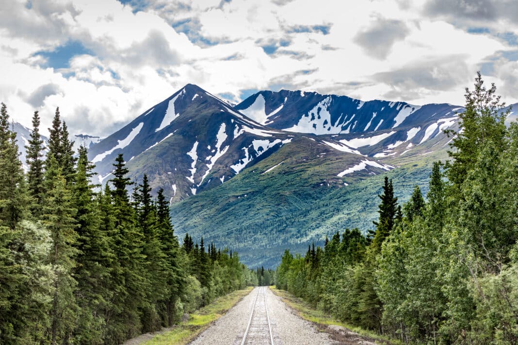 Eisenbahn zum Denali-Nationalpark, Alaska, mit beeindruckenden Berggipfeln. Foto: © Martina / Adobe Stock