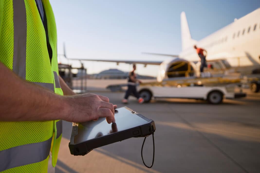 Mitglied des Bodenpersonals bei der Vorbereitung des Flugzeugs vor dem Flug. Foto: © Chalabala / Adobe Stock