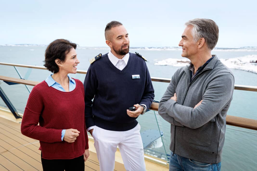 Umweltoffizier im Gespräch mit Gästen an Deck. Foto: © René Supper / TUI Cruises