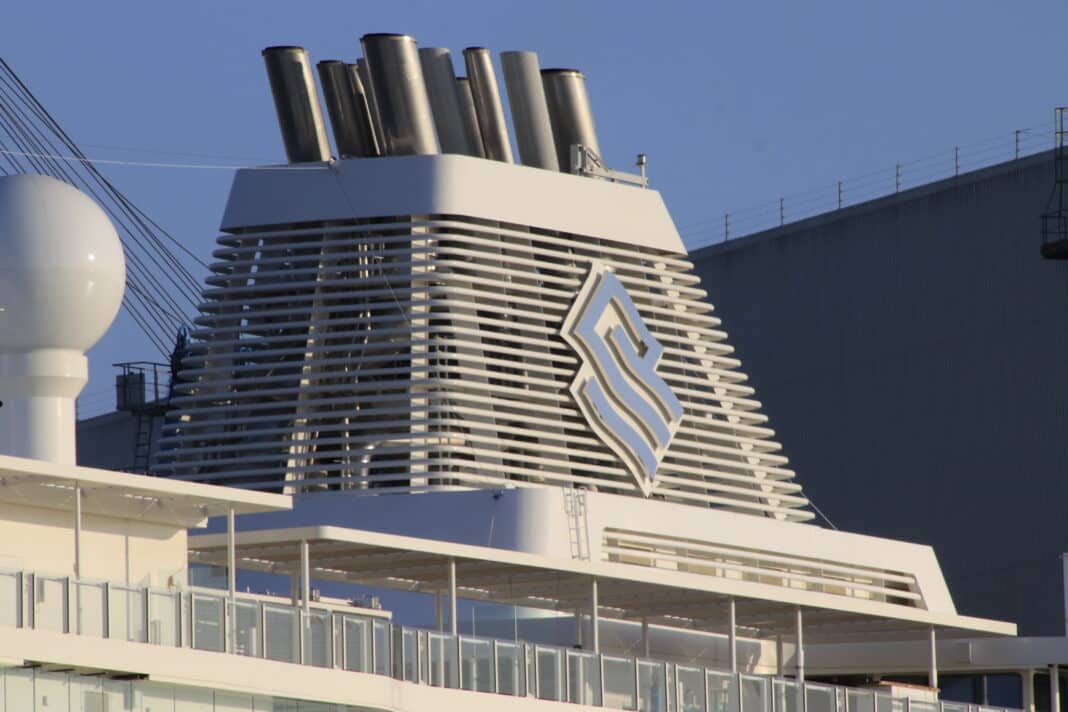 Reederei-Logo von Silversea Cruises auf dem Schornstein der Silver Nova. Foto: Christoph Assies
