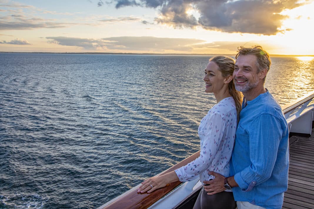 Paar an der Reling auf dem Lido-Deck des Kreuzfahrtschiffs Vasco da Gama. Foto: © nicko cruises Schiffsreisen GmbH