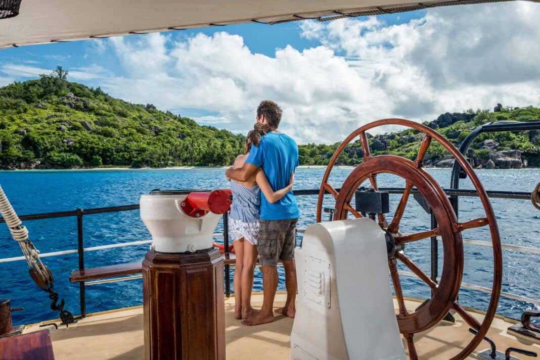Heiraten auf den Segelschiffen von Silhouette Cruises vor der traumhaften Kulisse der Seychellen: Das Paar kann den Ort der Trauung selbst wählen. Die standesamtliche Trauung an Bord ist auch in Deutschland rechtsgültig. Foto: © Silhouette Cruises